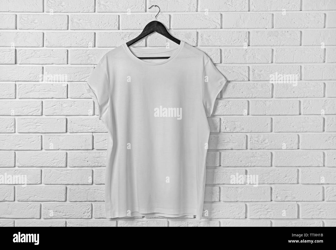 Blank t-shirt bianco contro un muro di mattoni Foto Stock