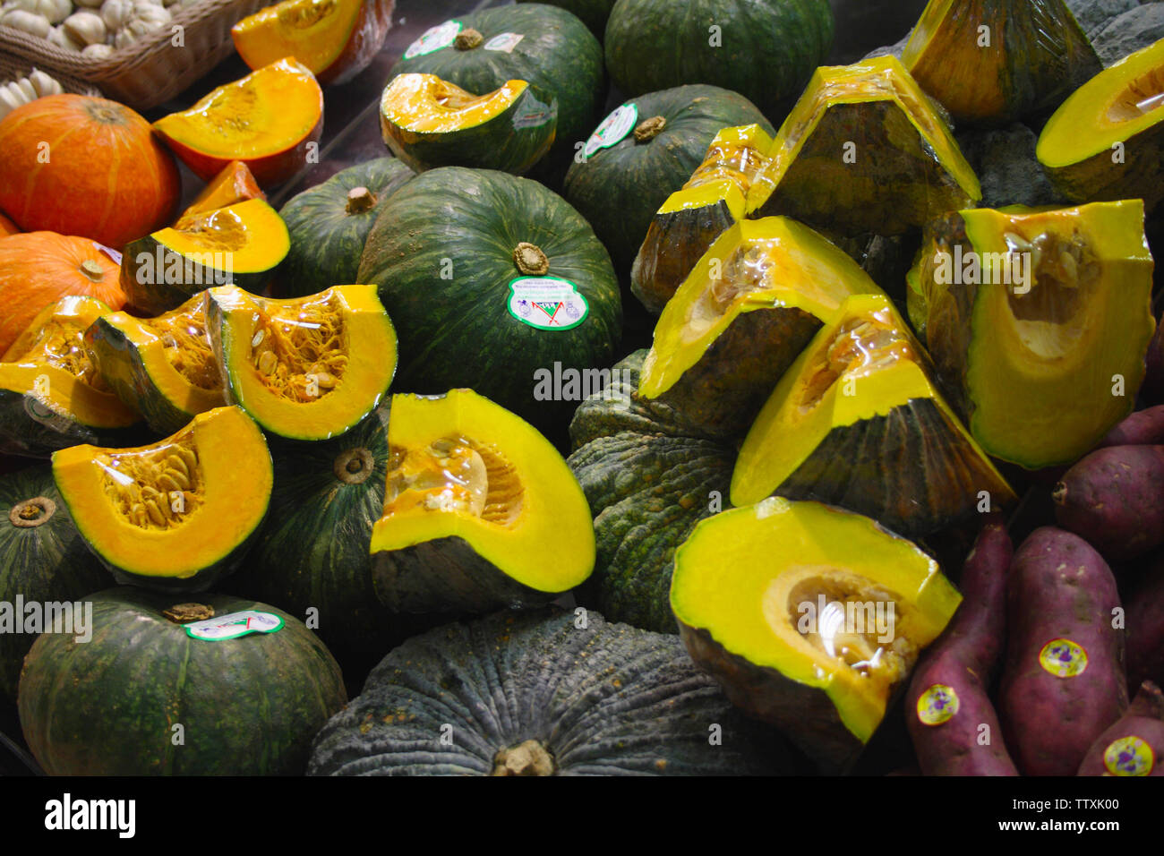 Mucchio di zucche in una bancarella del mercato, Phuket, Thailandia Foto Stock