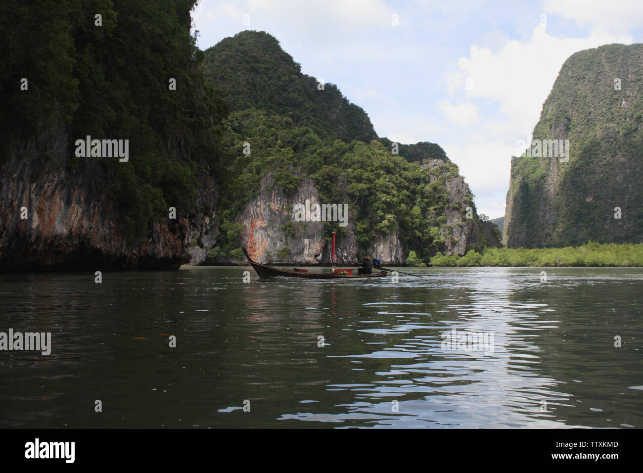 Barca a coda lunga in mare, Panak Island, Phang Nga Bay, Phuket, Thailandia Foto Stock