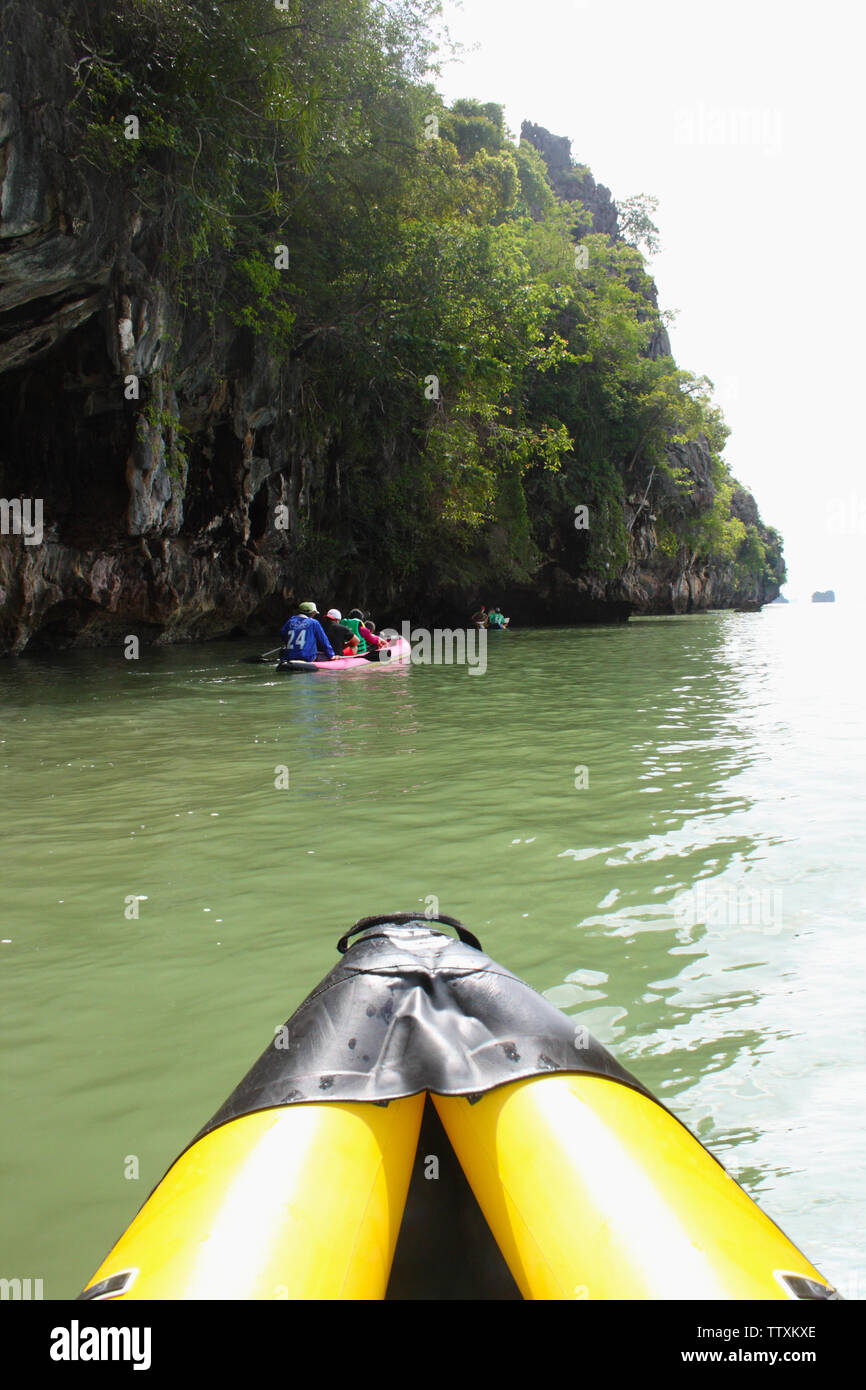 Turisti in kayak in mare, Panak Island, Phang Nga Bay, Phuket, Thailandia Foto Stock