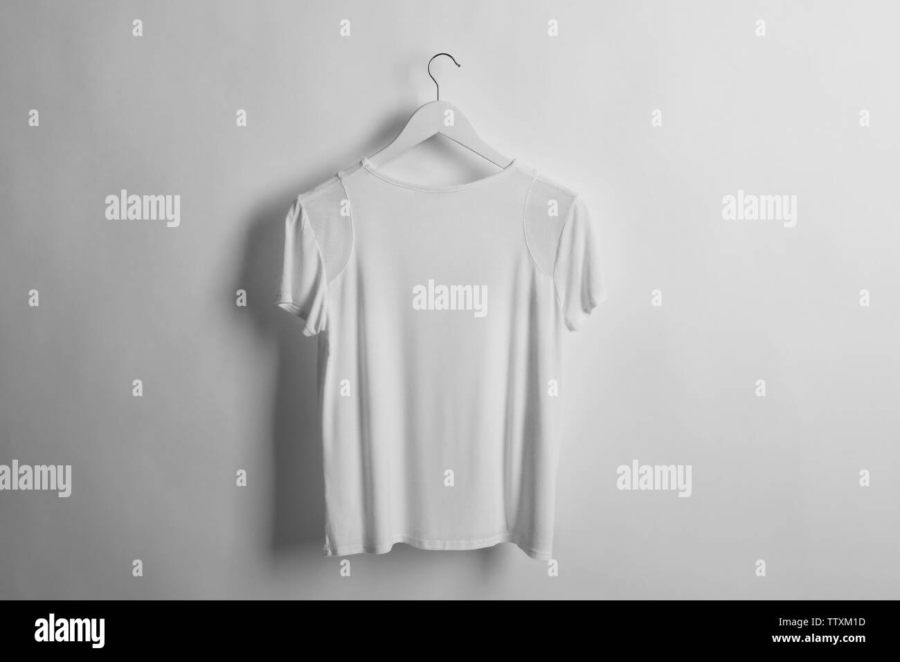 Blank t-shirt bianco su sfondo chiaro Foto Stock