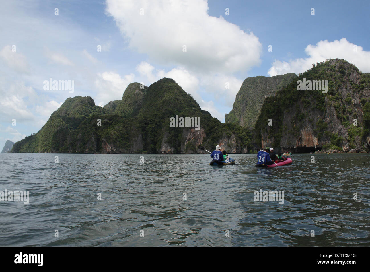 Turisti in kayak in mare, Panak Island, Phang Nga Bay, Phuket, Thailandia Foto Stock