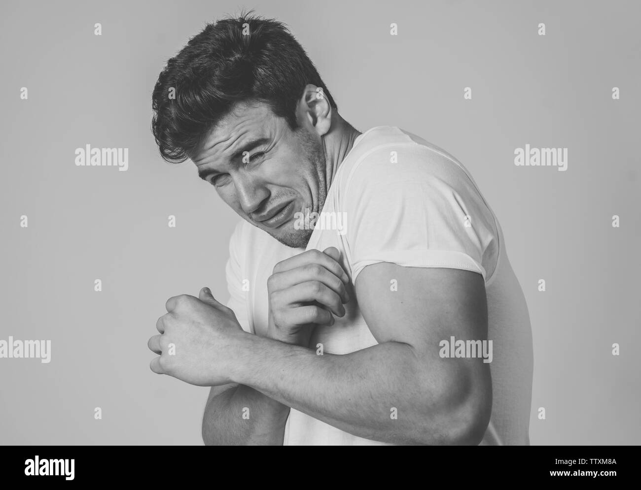 Ritratto di latino bello giovane uomo in stato di shock con un espressione di paura sul suo volto rendendo spaventati e gesti di difesa in emozioni umane sentimenti di un Foto Stock