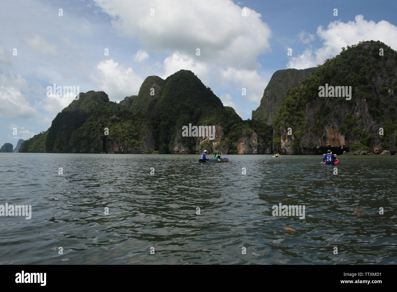 Turisti in kayak in mare, Panak Island, Phang Nga Bay, Phuket, Thailandia Foto Stock