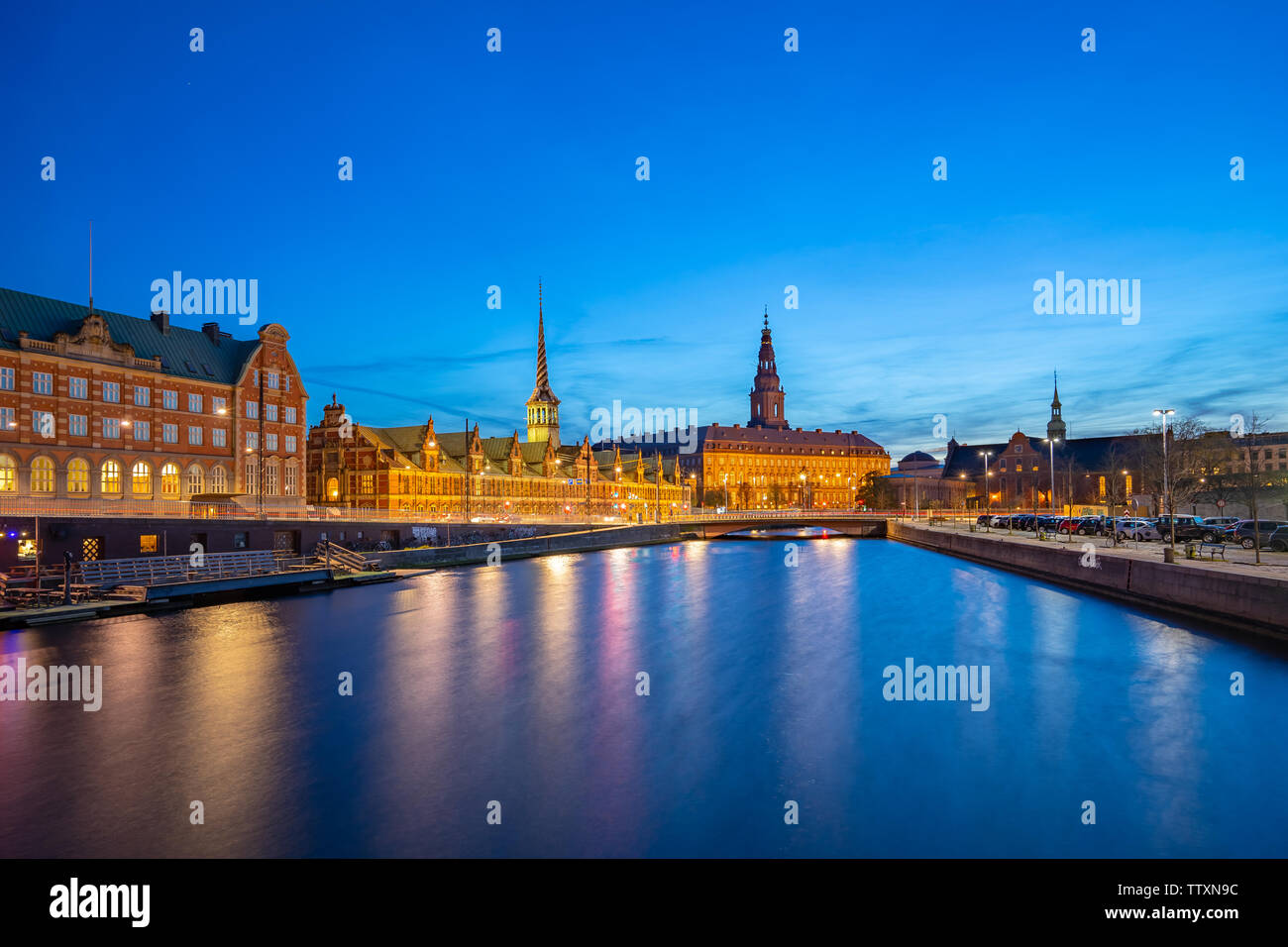 Vista notturna sul palazzo di Christiansborg a Copenhagen, in Danimarca. Foto Stock