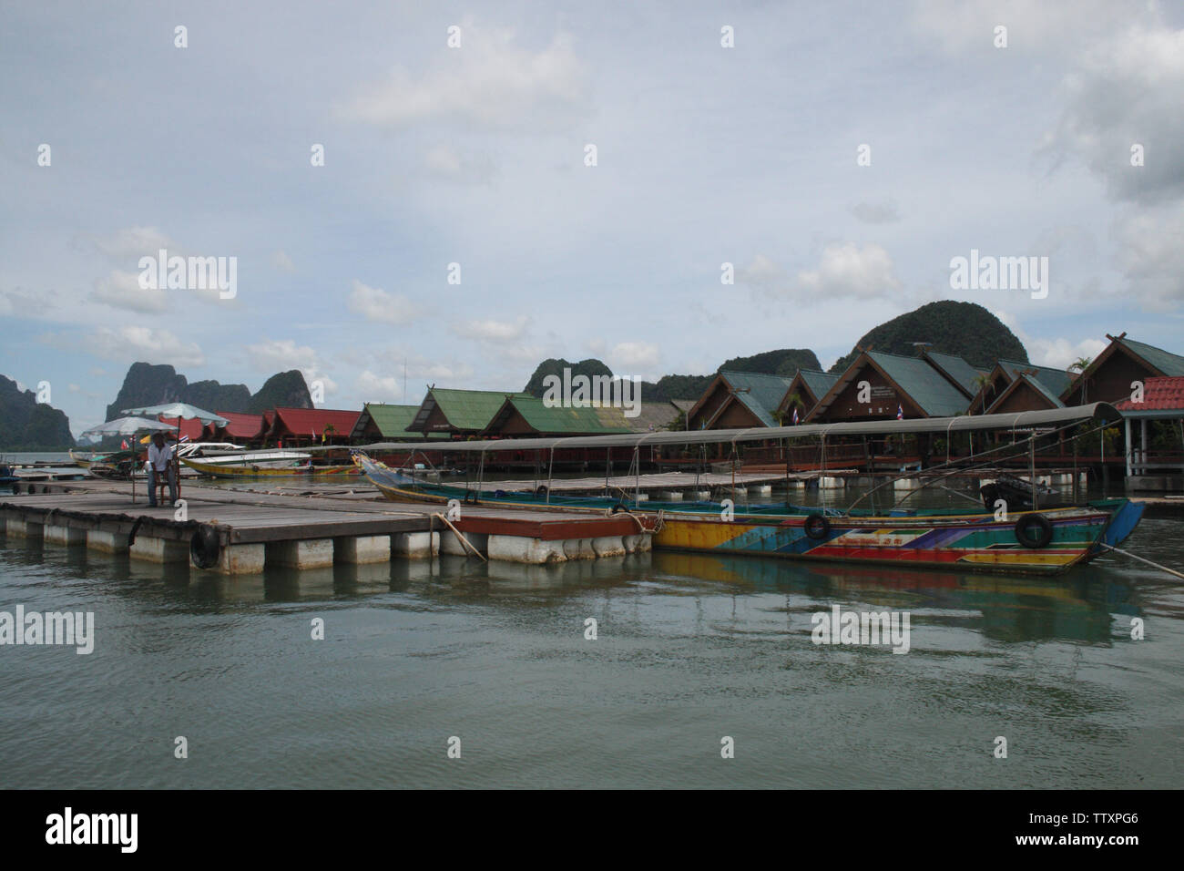 Case a palafitte in un villaggio, Sea Gypsy Village, Phuket, Thailandia Foto Stock