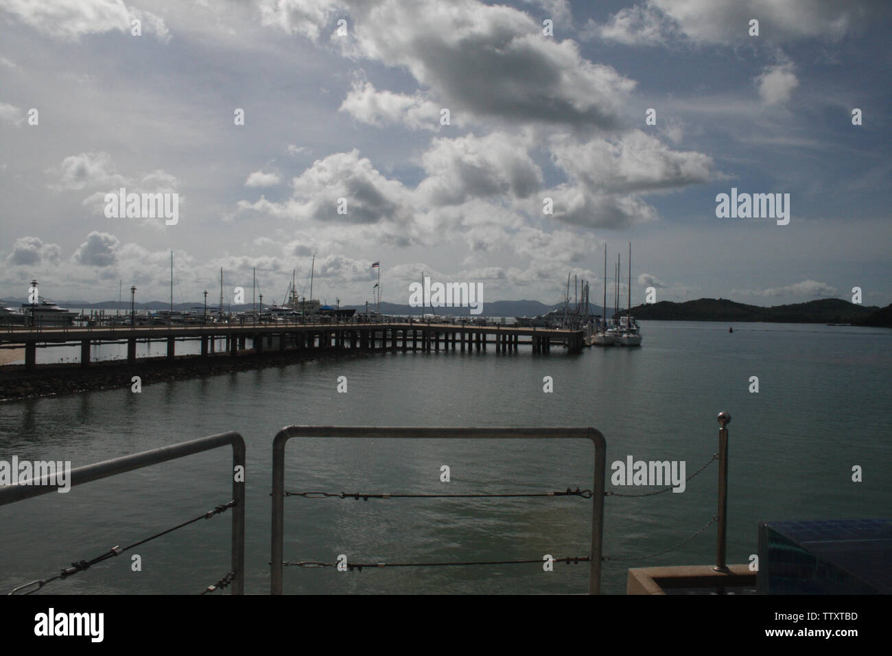 Barche presso un molo, Phang Nga Bay, Phuket, Thailandia Foto Stock