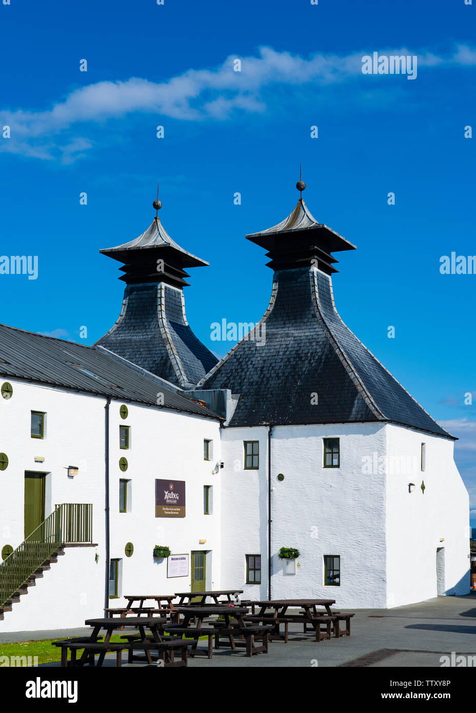 Vista della tradizionale pagode malthouse alla distilleria Ardbeg sull isola di Islay nelle Ebridi Interne della Scozia, Regno Unito Foto Stock