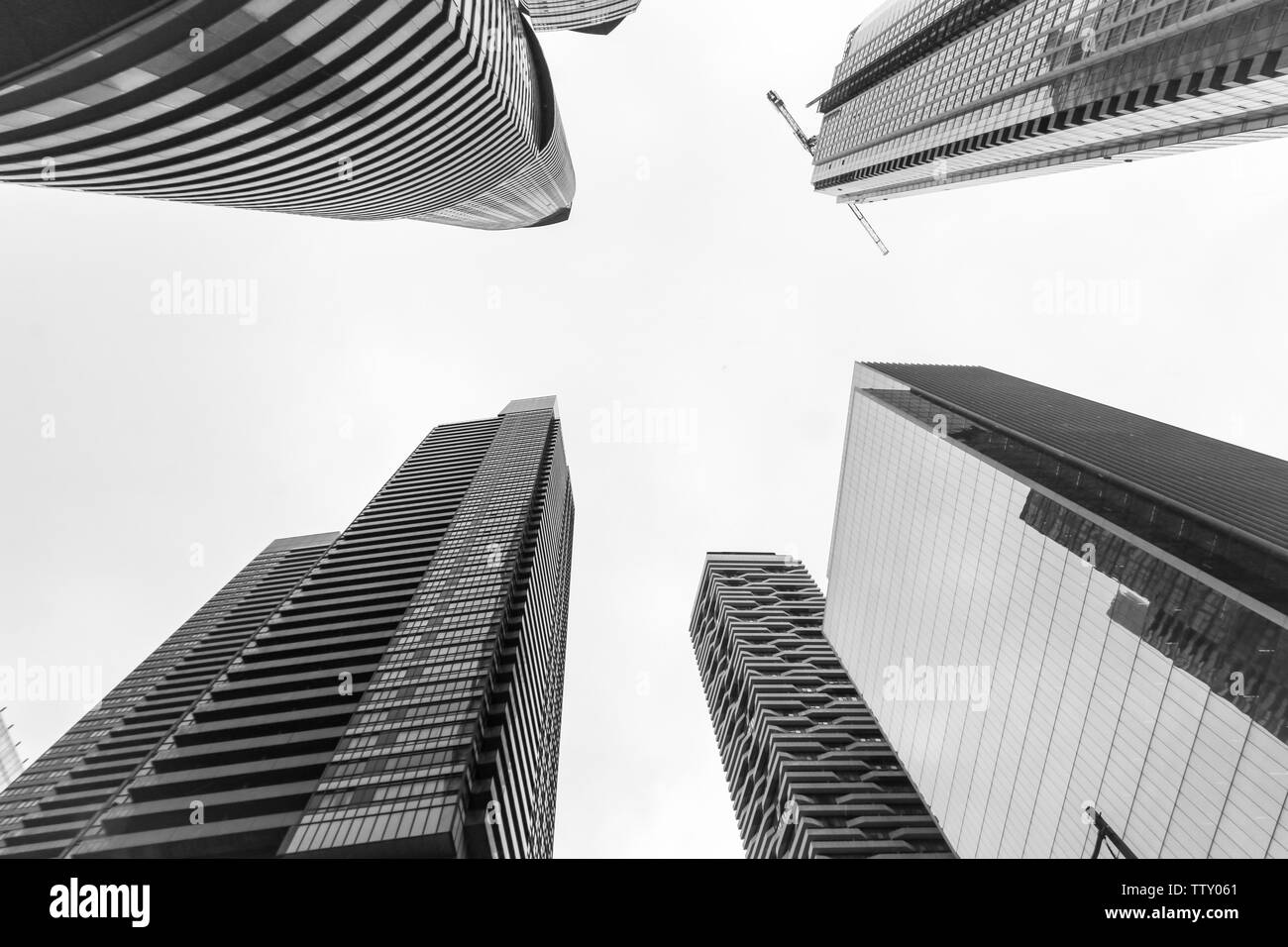Grattacieli nel pieno centro della città di Toronto per un giorno di nebbia Foto Stock