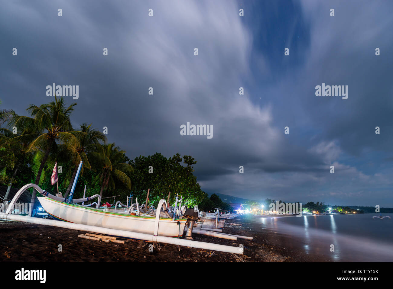 Tradizionali barche di pescatori sulla Spiaggia di Amed in notturna a Bali, Indonesia. Fotografie con lunghi tempi di esposizione. Foto Stock