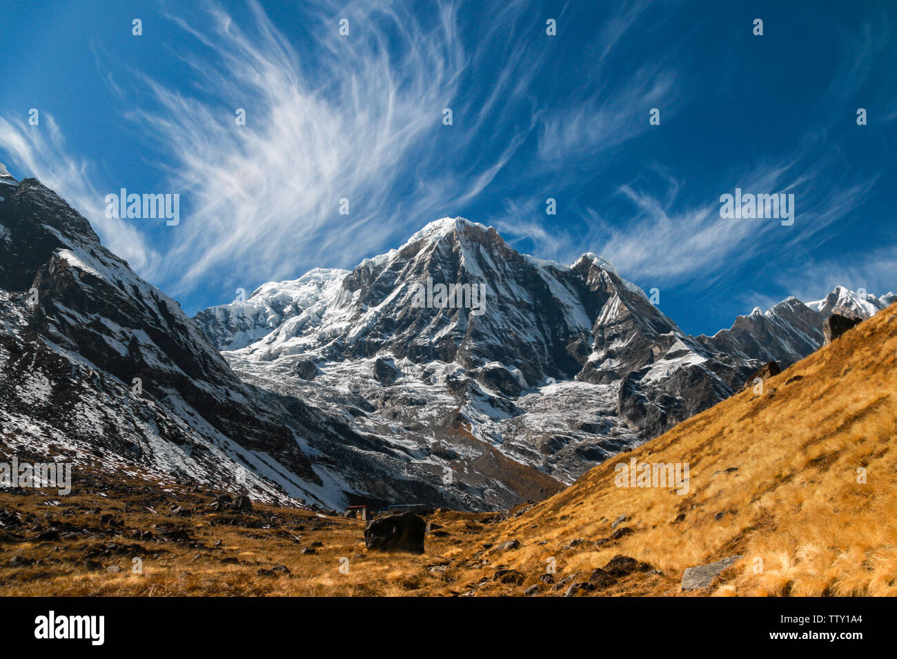 Annapurna Montagna in Nepal in un pomeriggio soleggiato Foto Stock