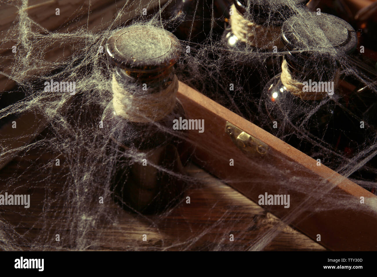 Vintage bottiglia di vetro con spiderweb, primo piano Foto Stock