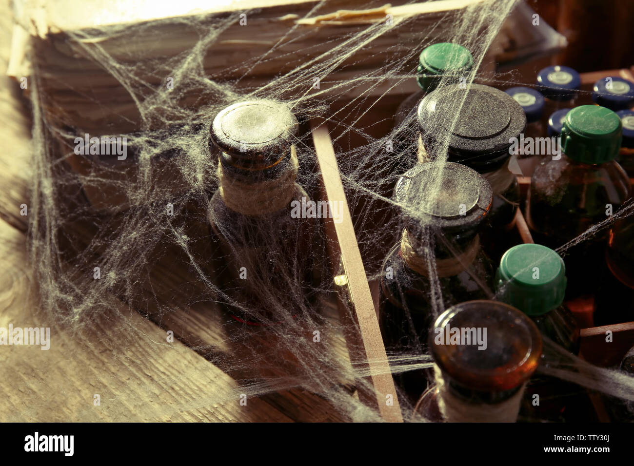 Vintage di bottiglie di vetro con spiderweb, primo piano Foto Stock