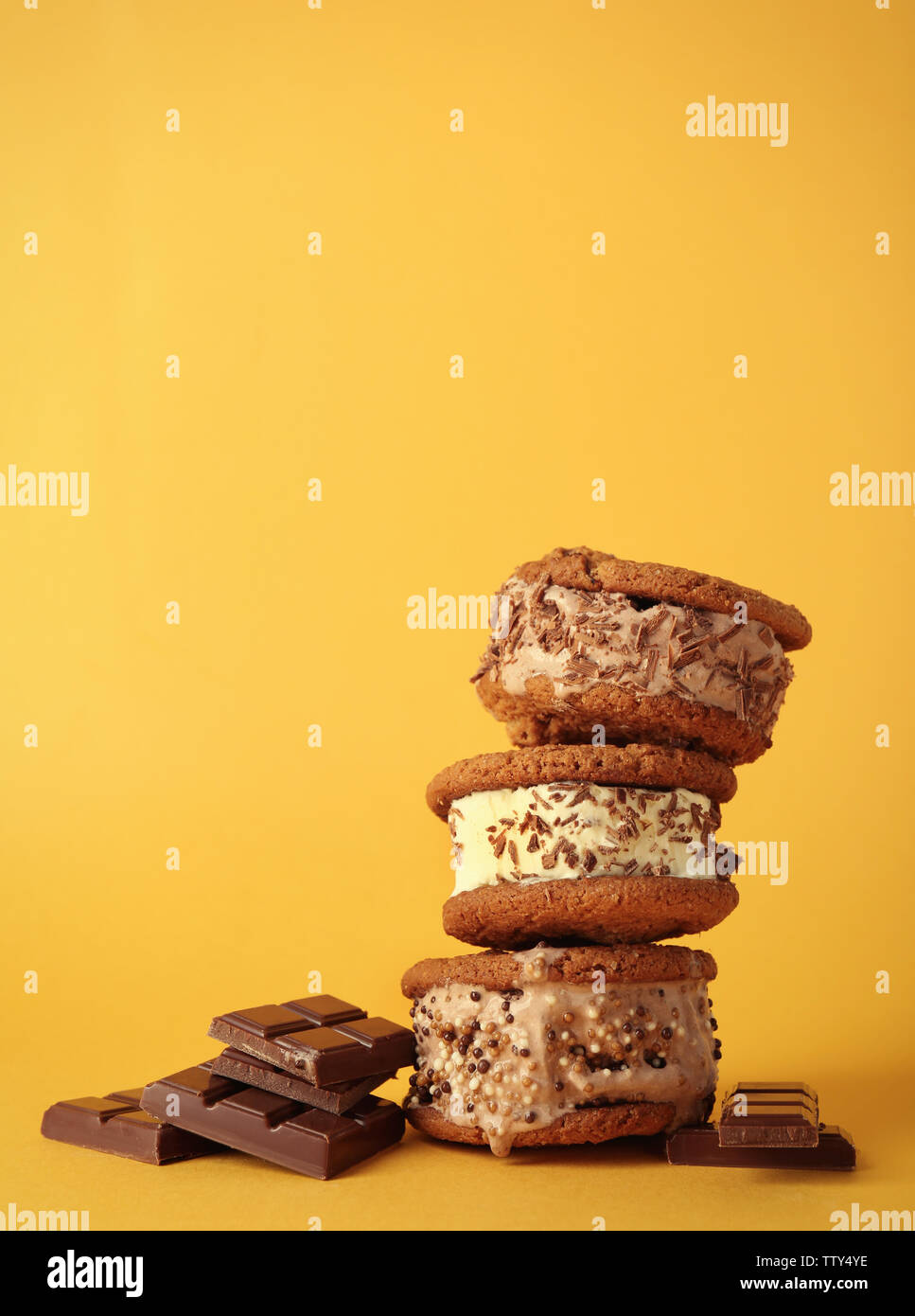 Ice Cream Sandwich cookie su sfondo giallo Foto Stock