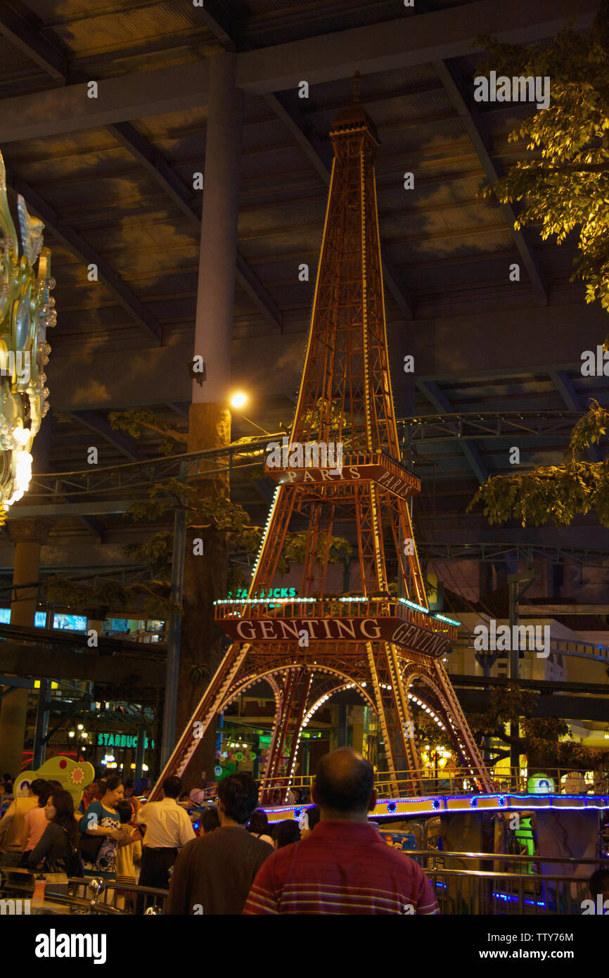 Prototipo della Torre Eiffel in un parco divertimenti, Genting Highlands, Malesia Foto Stock