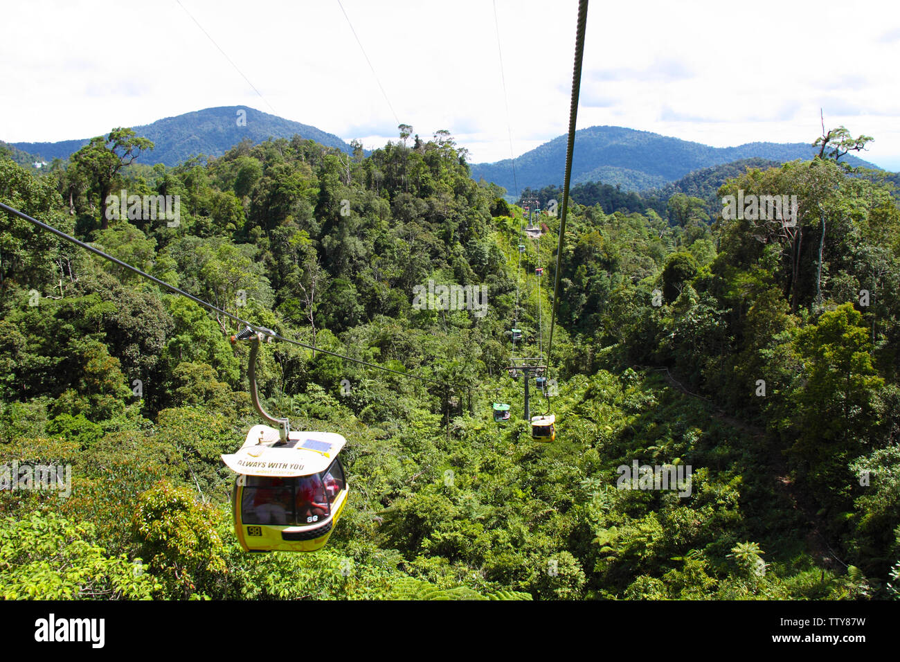 Vista ad angolo alto della funivia sopraelevata, Genting Highlands, Malesia Foto Stock