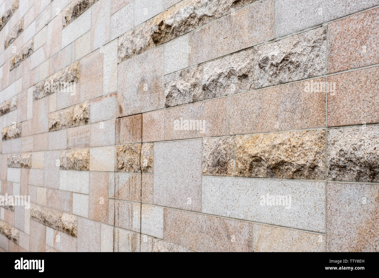 Ruvido weathered muro in mattoni di sfondo di pendenza Foto Stock