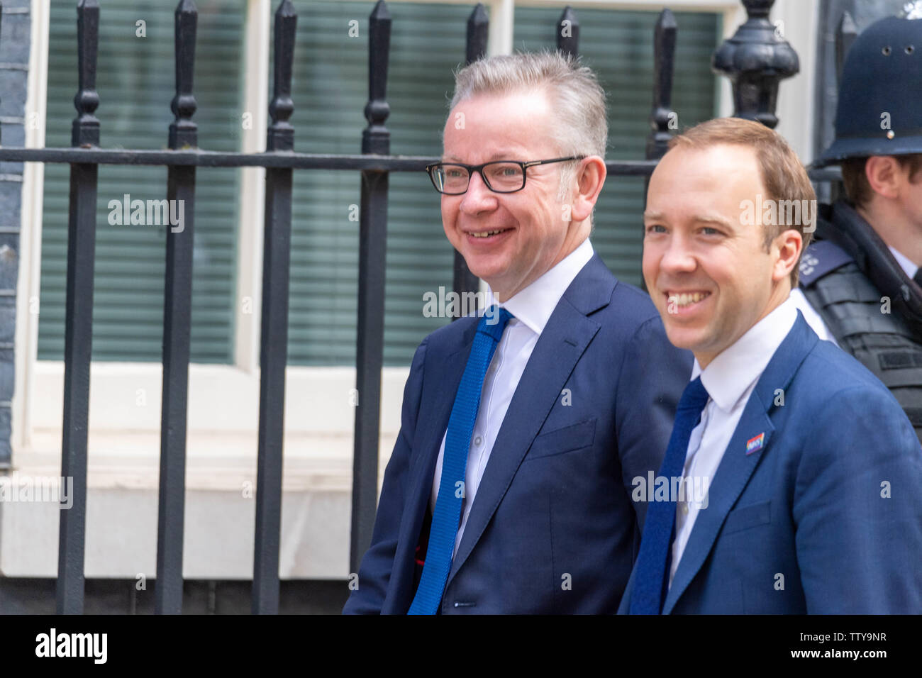 Londra, Regno Unito. Il 18 giugno, 2019. Michael Gove, MP PC, ambiente Segretario (sinistra) e Matt Hancock, MP PC, Segretaria di salute arriva in una riunione del gabinetto a 10 Downing Street, Londra Credito: Ian Davidson/Alamy Live News Foto Stock