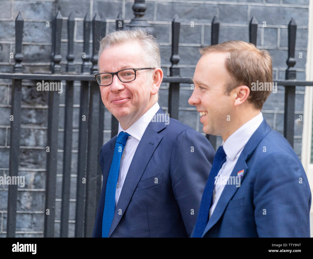 Londra, Regno Unito. Il 18 giugno, 2019. Michael Gove, MP PC, ambiente Segretario e Matt Hancock, MP PC, Segretaria di salute arriva a una riunione del gabinetto a 10 Downing Street, Londra Credito: Ian Davidson/Alamy Live News Foto Stock