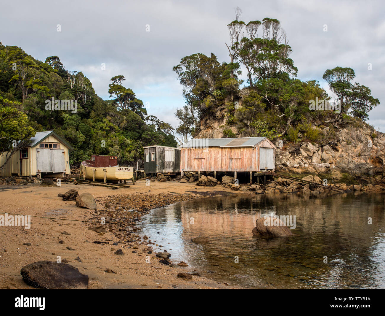 Boatsheds, Golden Bay, Paterson ingresso, Isola Stewart, Rakiura Southland, Nuova Zelanda Foto Stock