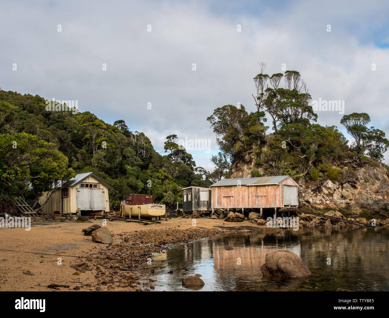Boatsheds, Golden Bay, Paterson ingresso, Isola Stewart, Rakiura Southland, Nuova Zelanda Foto Stock