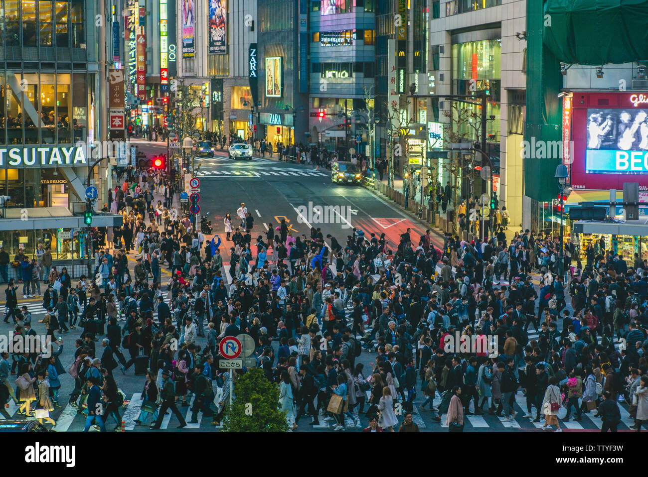 Tokyo, Giappone - Aprile 5, 2018: Shibuya Crossing, una famosa in tutto il mondo e iconico intersezione in Shibuya, Tokyo. Centinaia di persone provenienti da tutte le direzioni a su Foto Stock
