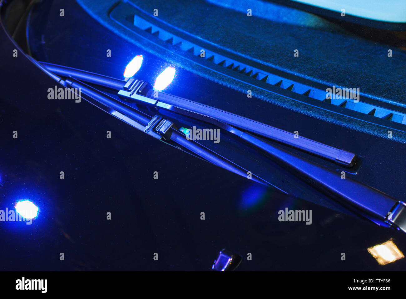 Spazzole tergicristallo su auto blu parabrezza. Parti di ricambio spazzole tergicristallo Foto Stock
