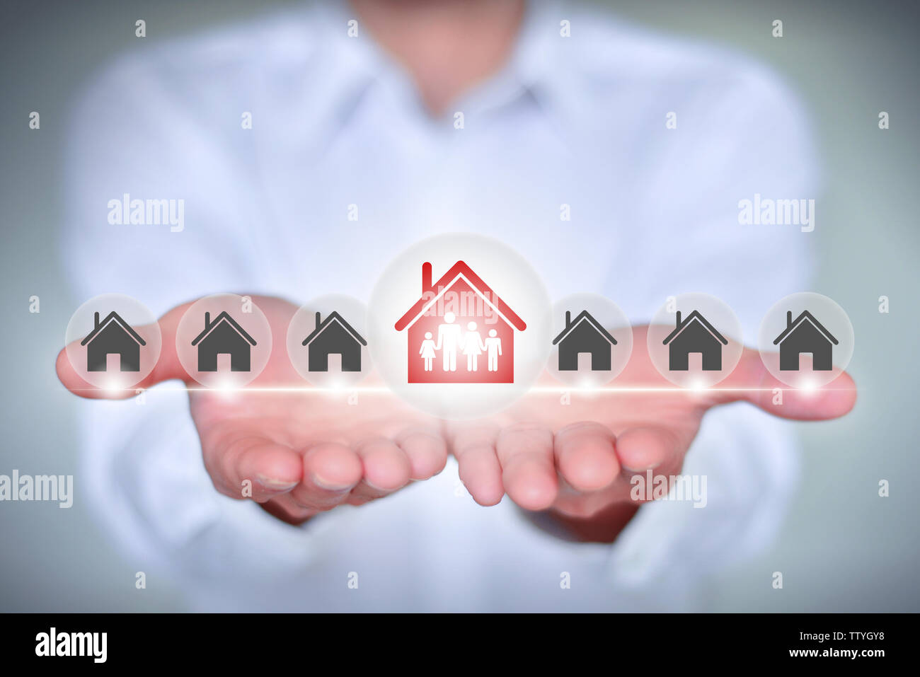 Imprenditore tenendo l'icona a forma di casa in mano, carattere home ownership concetto schema creative Foto Stock