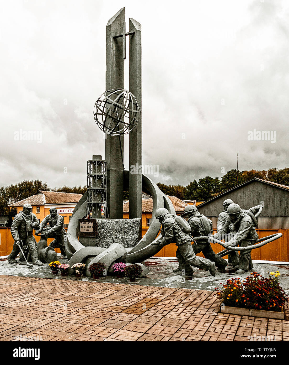 I Vigili del Fuoco di Chernobyl: Amonument. L'incidente nucleare si è verificata durante la sera del 26 aprile, 1986. Nulla di simile era mai accaduto prima. Cosa si può fare allora? I Vigili del fuoco sono stati inviati a trattare con gli sconosciuti e entro pochi giorni erano tutti morti. Radiazione. Questo eloquant e ben mantenuto un monumento è un omaggio al loro coraggio. 22 vite di giovani andati. Il primo di molti. Quelli in carica non sapevo cosa fare, essi erano spaventati di raccontare Gorbaciov. Egli ha scoperto la mattina successiva con una telefonata dal presidente svedese, chiedendo di un radio active cloud provenienti da Ucraina Foto Stock