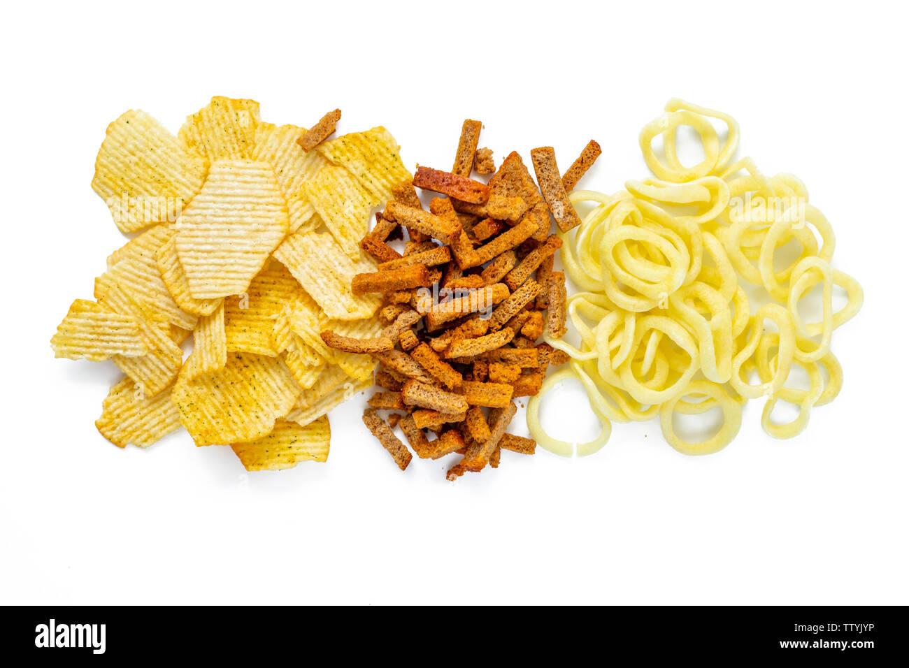Assortimento di spuntini malsana: chips, anelli di cipolla, cracker vista superiore, piatto laici. Mangiare malsano concetto. Foto Stock