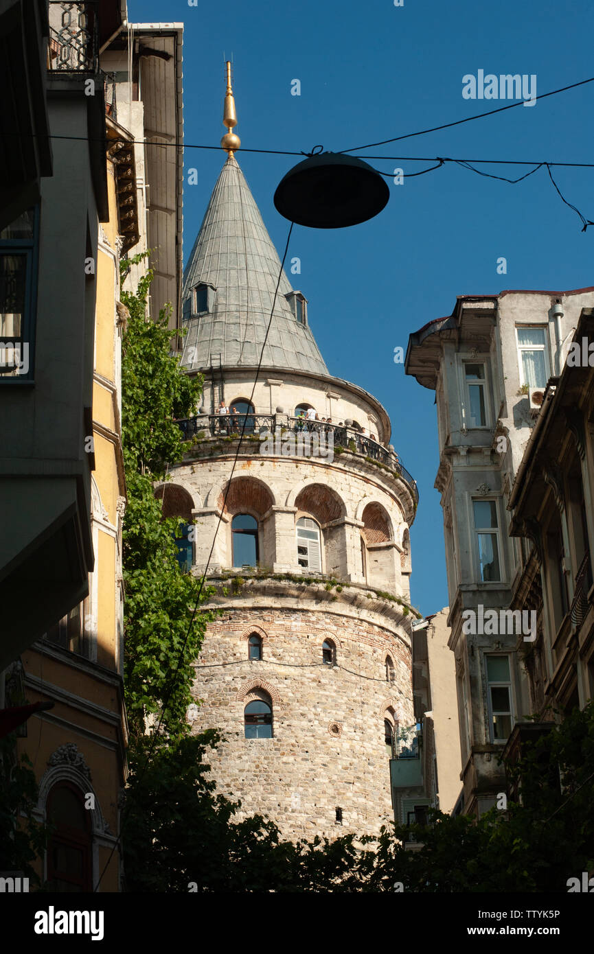 La Torre di Galata nel quartiere di Pera nella parte europea di Istanbul, Turchia. Foto Stock