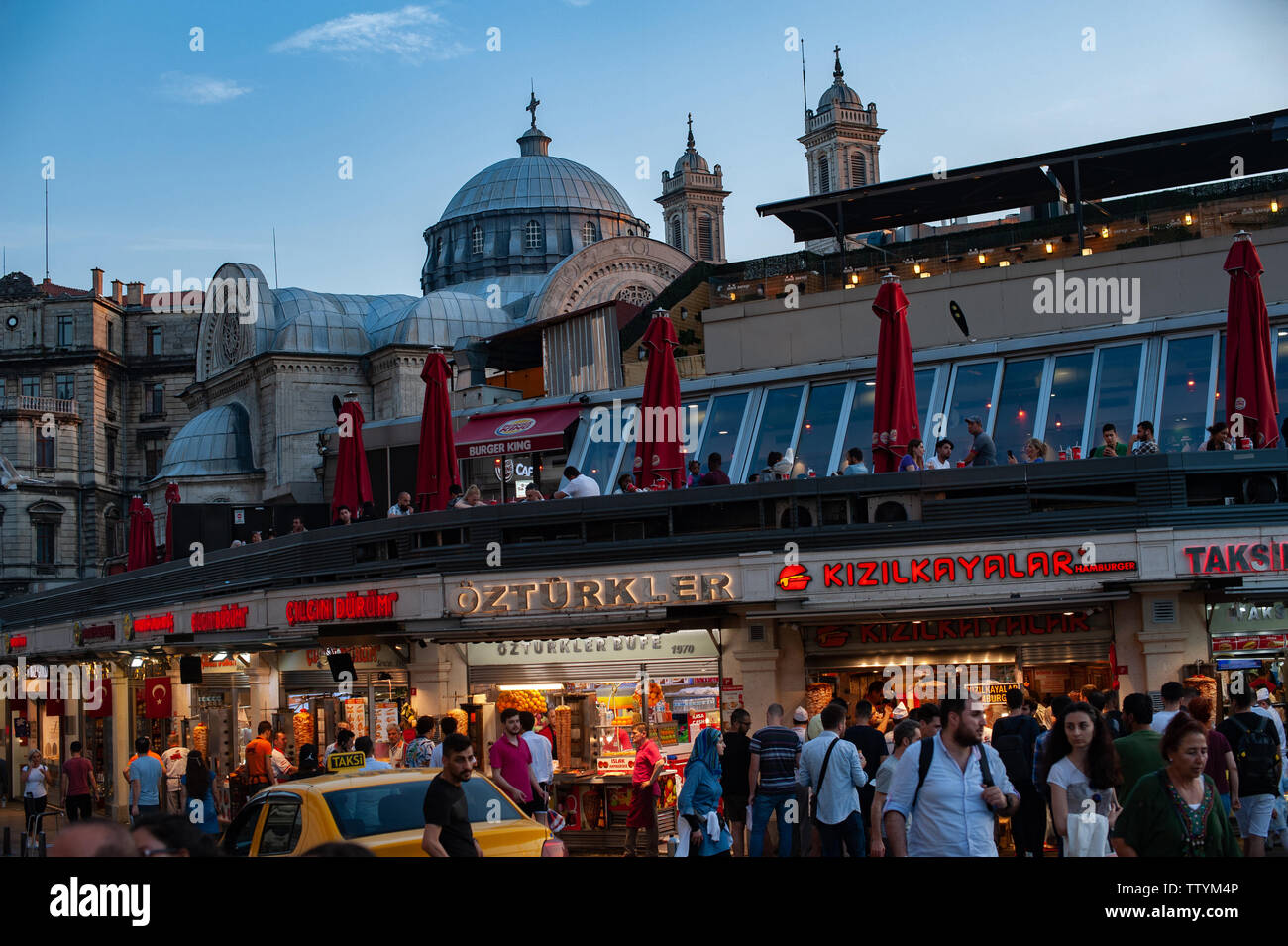 Fast food e il donatore negozi di kebab in Piazza Taksim nella parte europea di Istanbul, Turchia. Foto Stock