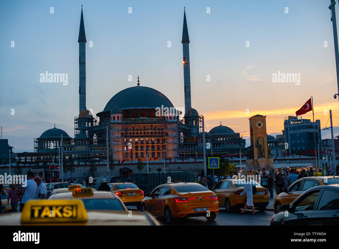 Controversa moschea di nuova costruzione in Piazza Taksim nella parte europea di Istanbul. Foto Stock