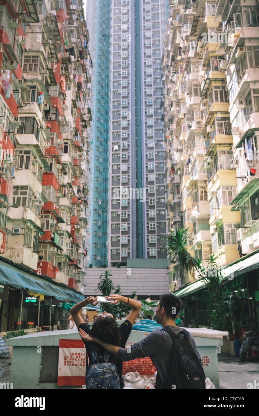 Hong Kong net punzone rosso terra edificio di Monster Foto Stock