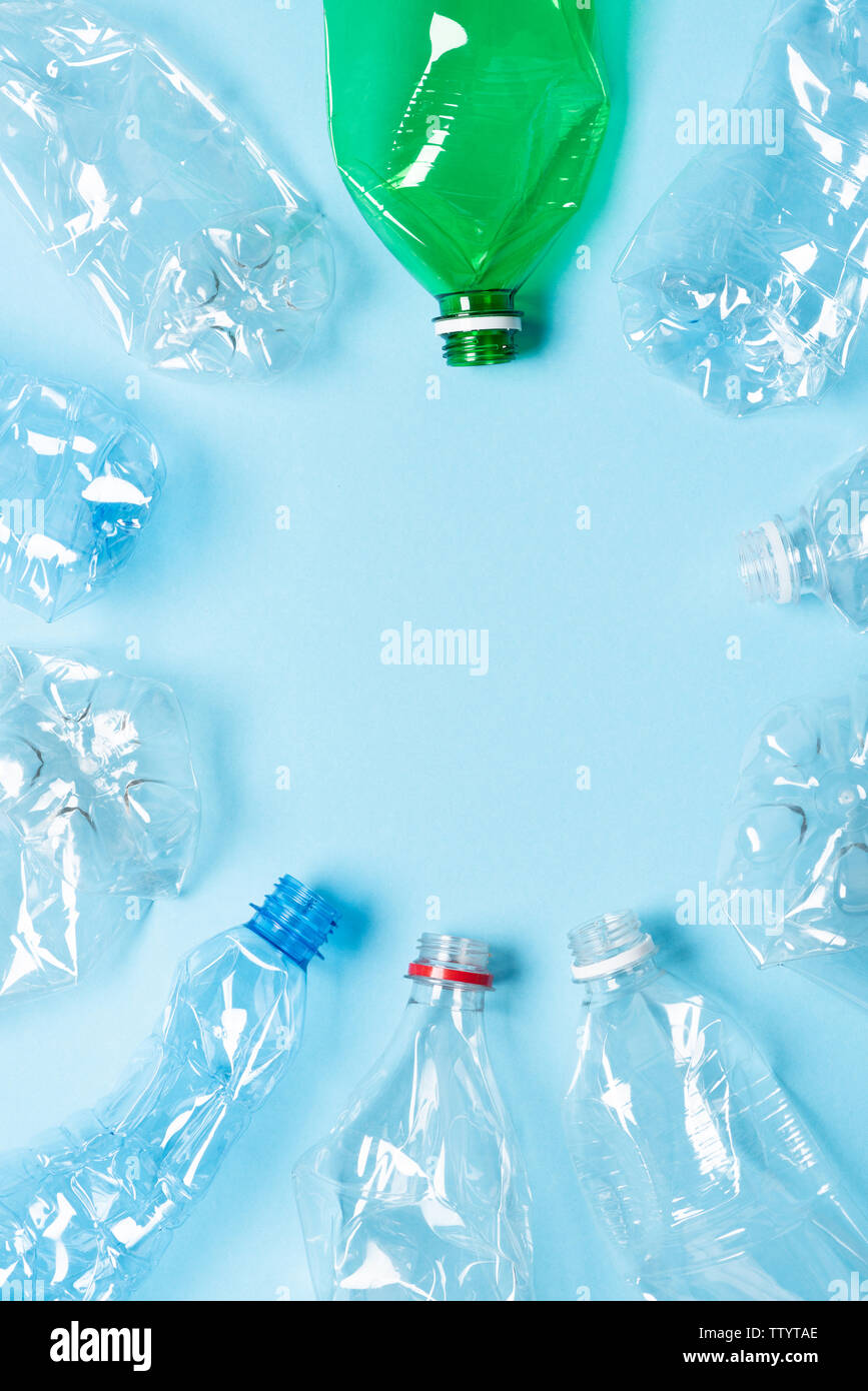 Le bottiglie di plastica a uso singolo concetto di riciclaggio Foto Stock