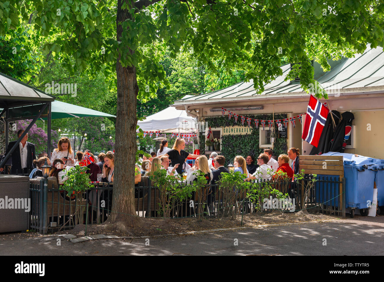 Oslo, vista a fine primavera della gente norvegese rilassarsi ai tavoli in un ristorante nel parco OLAF Ryes Plass nella zona di Grunerlokka di Oslo, Norvegia. Foto Stock