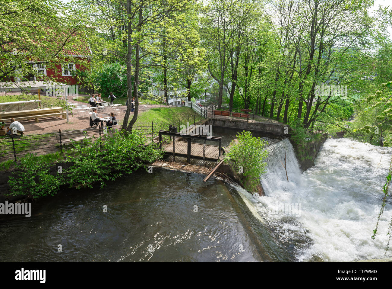 Cascata di Oslo, la vista della cascata (Vøyenfallene) sul Fiume Akerselva accanto al Hønse-Lovisas House cafe in Grunerlokka area della città di Oslo. Foto Stock