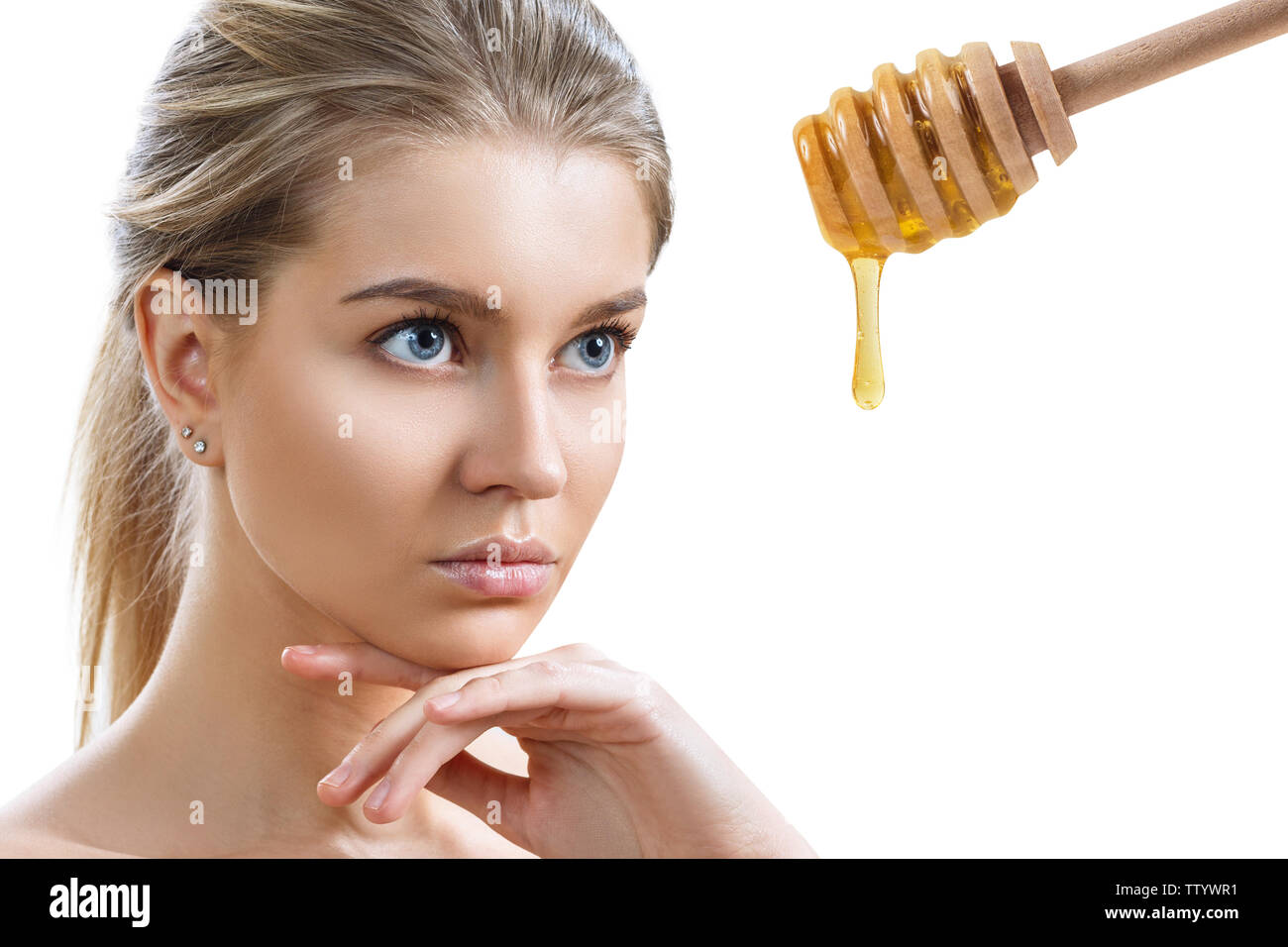 Giovane donna e cucchiaio di miele preparare per la maschera facciale. Foto Stock
