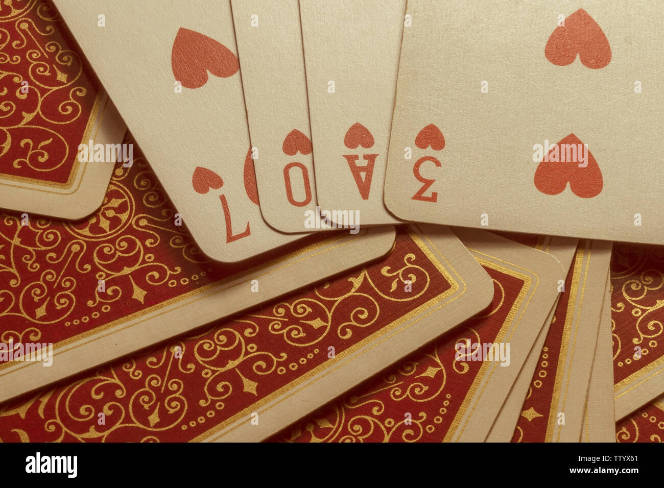 Giocando a carte con il segno dell'amore. Foto Stock