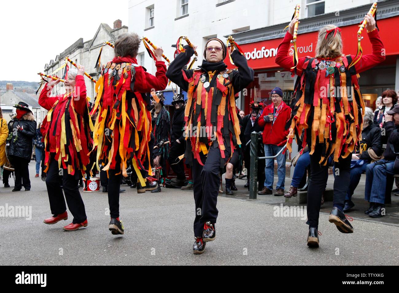 Il Stroud Wassail winter festival ha avuto luogo sabato intorno alla città, con circa 450 Morris ballerini eseguono e una processione per le subroutine Foto Stock