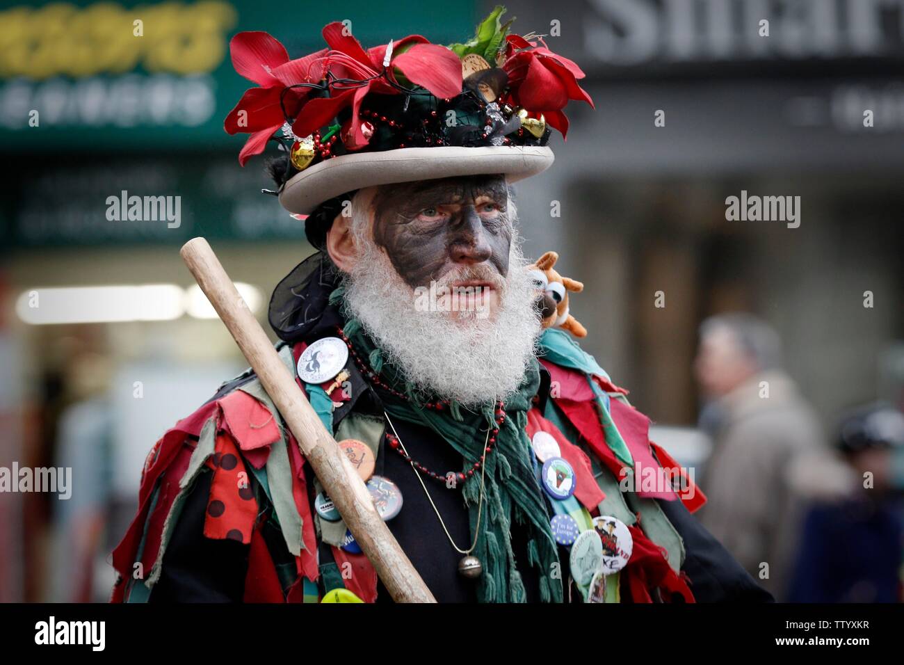 Un membro della frontiera Silurian Morrismen, da Ledbury, a Stroud Wassail festival invernale che ha avuto luogo sabato intorno alla città, featu Foto Stock