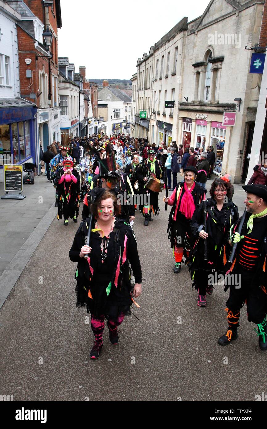 Il Stroud Wassail winter festival processione che ha avuto luogo sabato intorno alla città, con circa 450 Morris ballerini eseguono e passeggiate Foto Stock