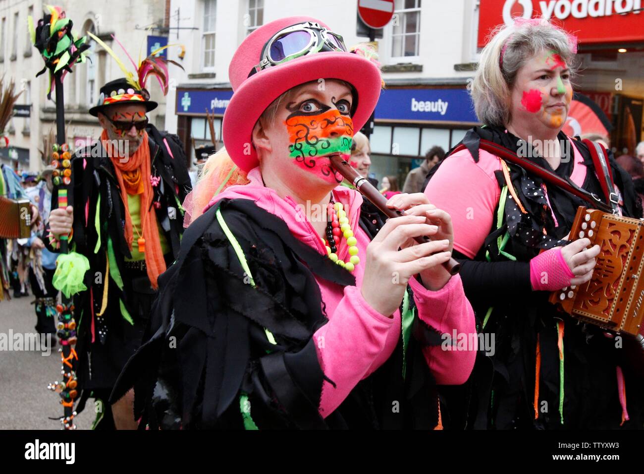 Il Stroud Wassail winter festival processione che ha avuto luogo sabato intorno alla città, con circa 450 Morris ballerini eseguono e passeggiate Foto Stock