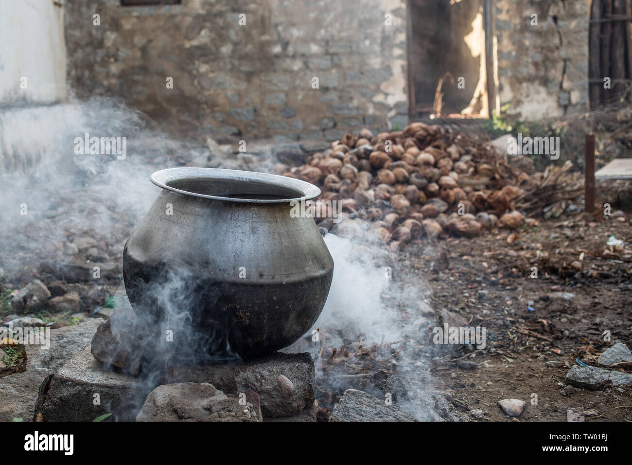 Una pentola grande di acqua essendo cotti su un fuoco aperto Foto stock -  Alamy