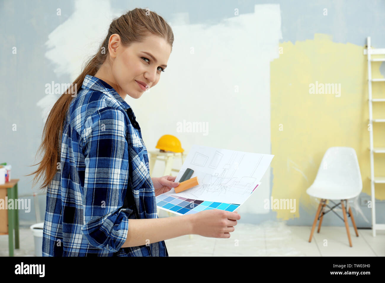 Giovani femmine decorator scegliere i colori per il nuovo flat Foto Stock