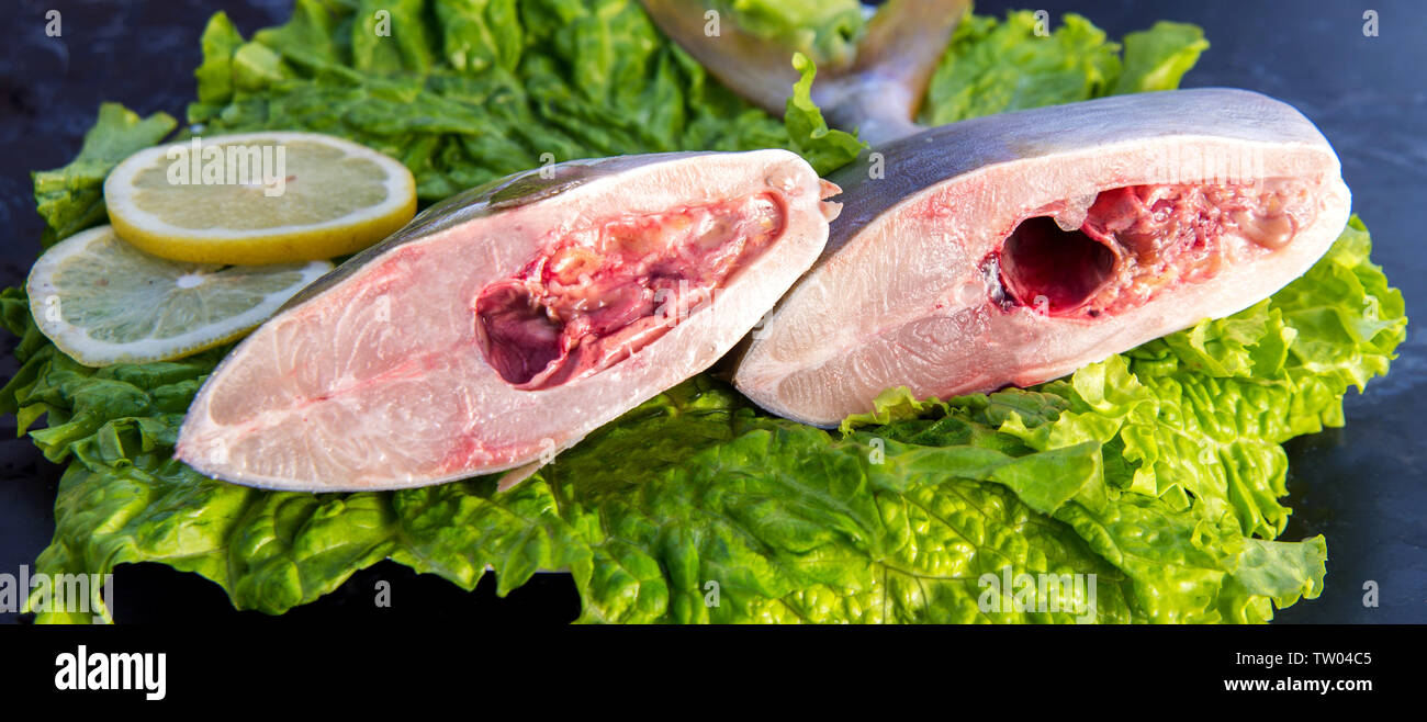 Affettato pomfret dorata con lattuga e le fette di limone. Foto Stock