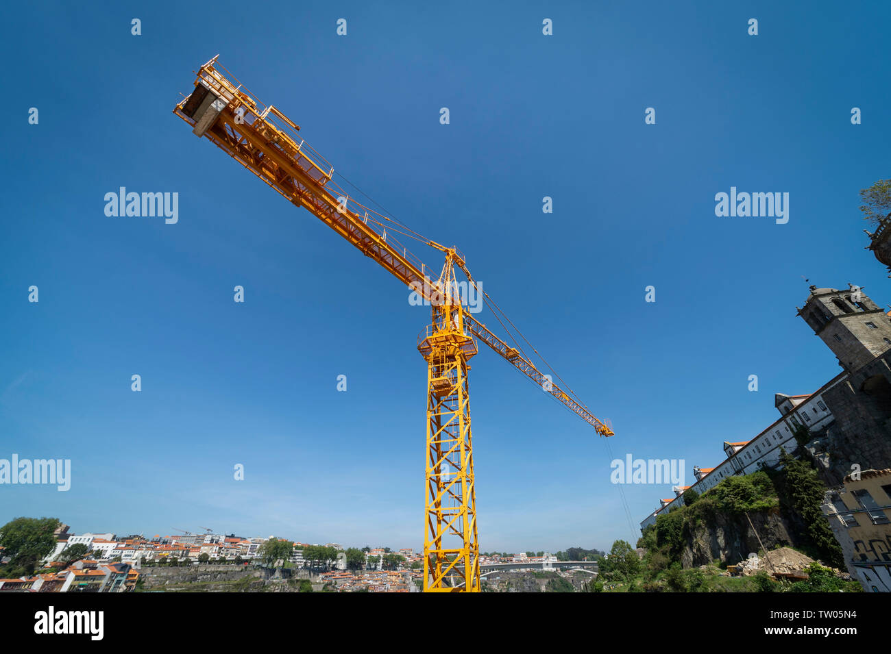 Gru a torre contro un cielo blu Foto Stock