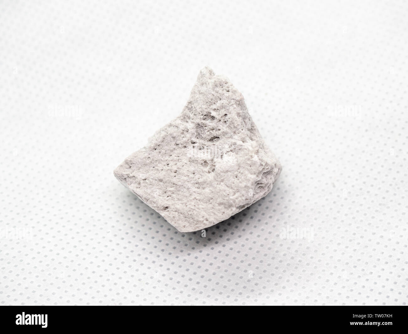 Modello geologico di naturale Bianco Pomice (pumicite, rocce vulcaniche) su sfondo bianco Foto Stock