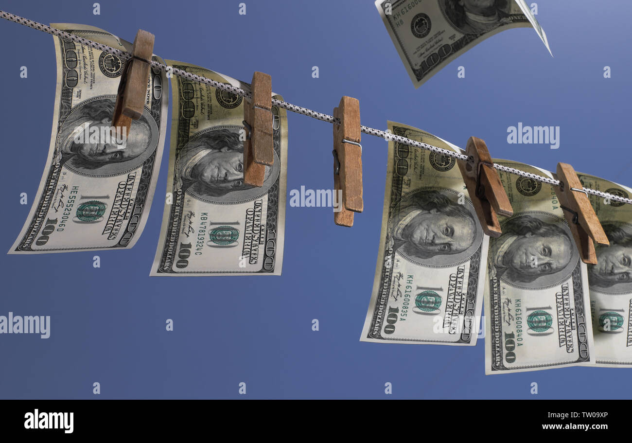 Soldi appesi a un stendibiancheria. Il simbolo di investimenti offshore, la criminalità finanziaria e riciclaggio di denaro. Foto Stock