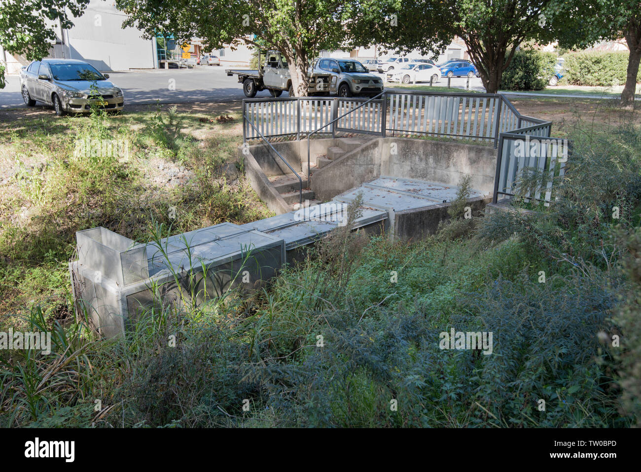 Una tempesta di scarico acqua e spazzatura raccolta sistema di bacini di raccolta in un parco nel Nuovo Galles del Sud paese di Gloucester Foto Stock